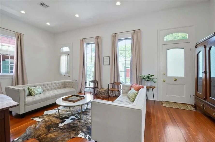 Building Photo - 435 Bouny St