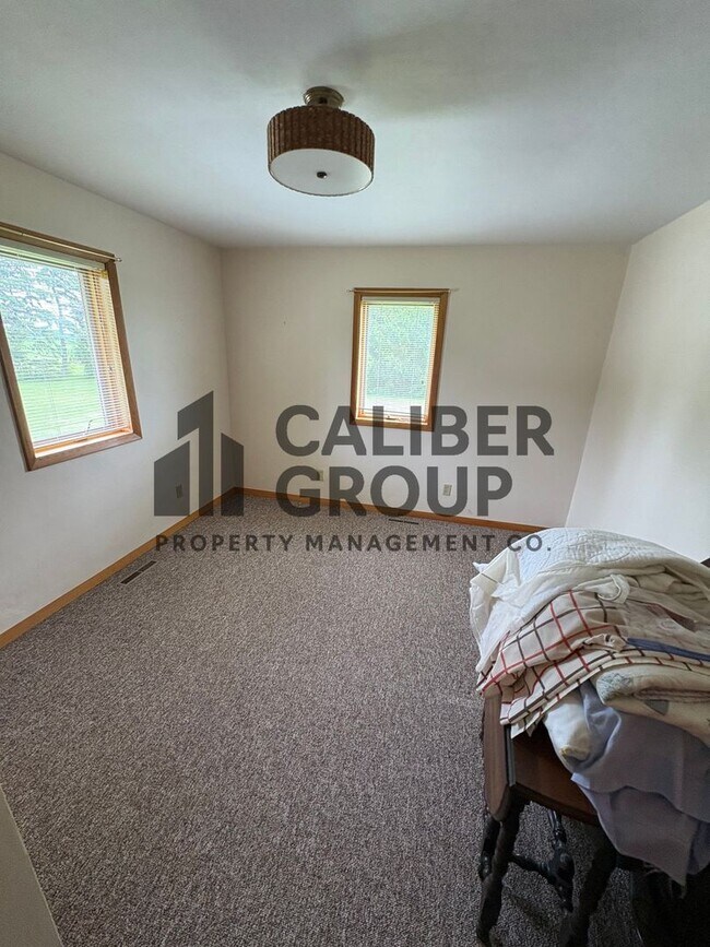Building Photo - 2 bedroom 1 bath ranch style home