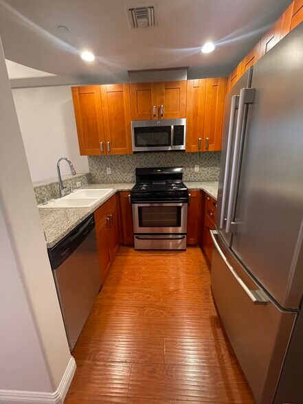 Building Photo - 5303 Satsuma Ave
