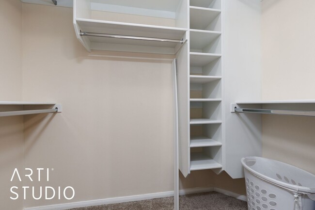 Building Photo - Furnished 3 Bedroom, 2 Bathroom Condo at T...