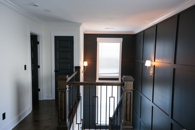 Building Photo - 5 Bedroom/4 Bath house in Prime Location!