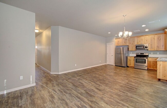 Building Photo - BEAUTIFUL CREEKWOOD TOWNHOME! 3 BR, 2.5 BA