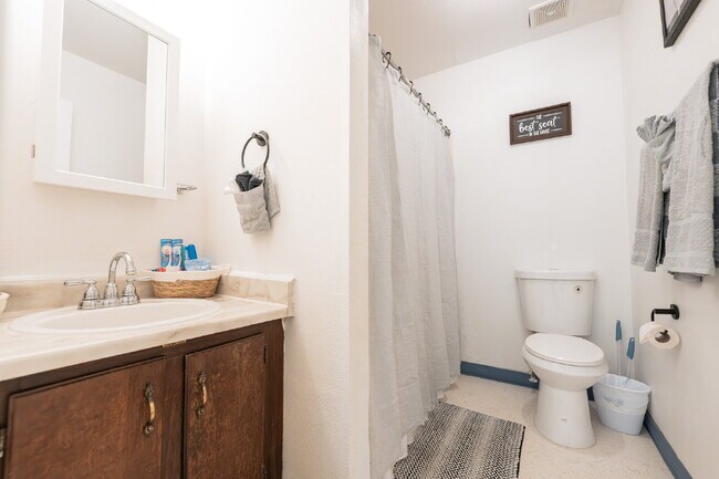 Building Photo - Executive Rental **Stylish & Fully Furnished 2-Bedroom in the Heart of Farmington – Flexible Leas...