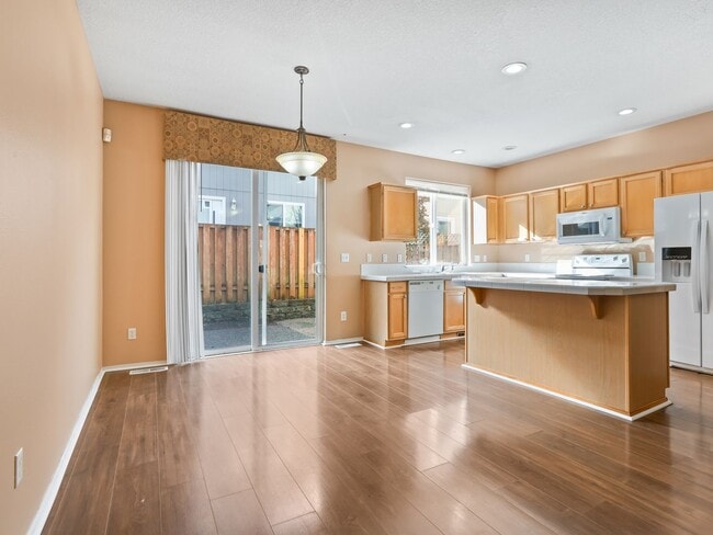 Building Photo - 3 Bed Home w/Recent Updates Attached Garag...