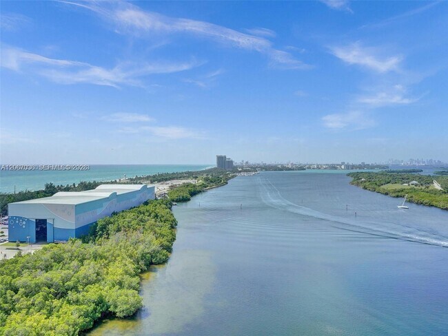 Building Photo - 300 Bayview Dr