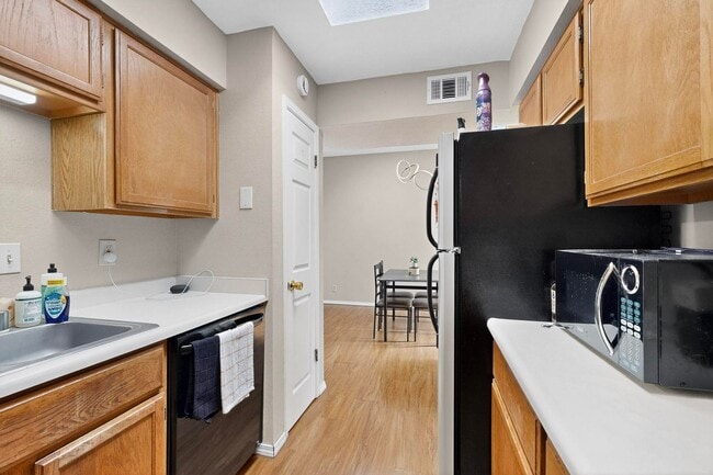 Building Photo - NE 2 Bedroom 2 Bath with Garage