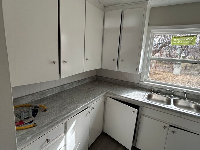 Building Photo - 3 Bedroom!