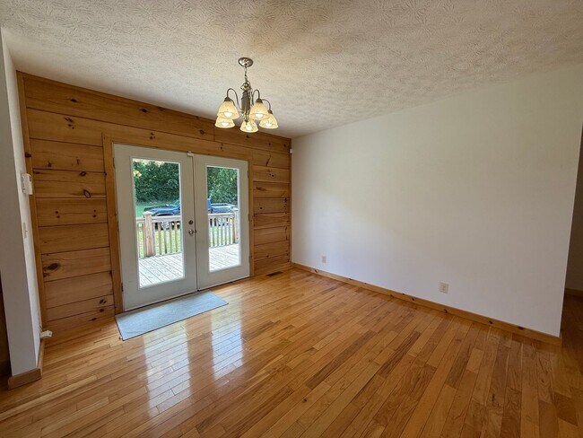 Building Photo - 1404 Maple Ln