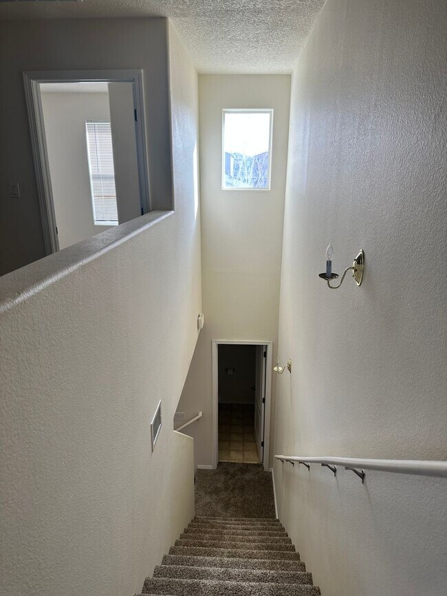 Building Photo - Beautiful Home in Gated Community w/pool