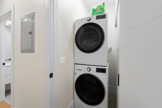 Building Photo - 2110 W Washington Blvd