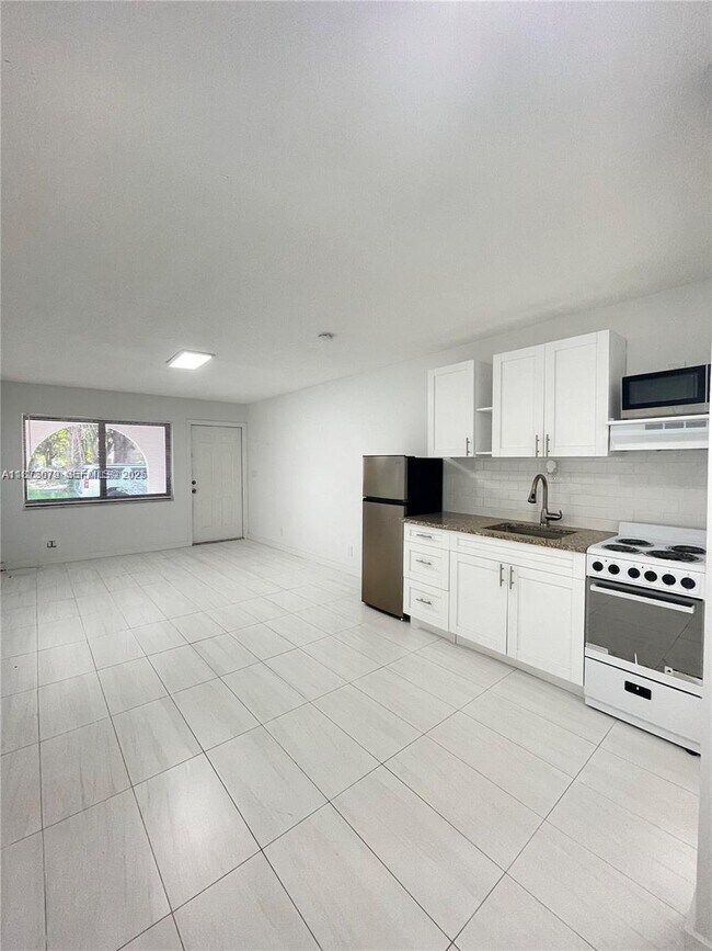 Building Photo - 2300 SW 18th Terrace