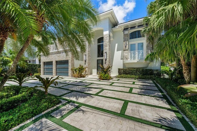 Building Photo - 2307 N Riverside Dr