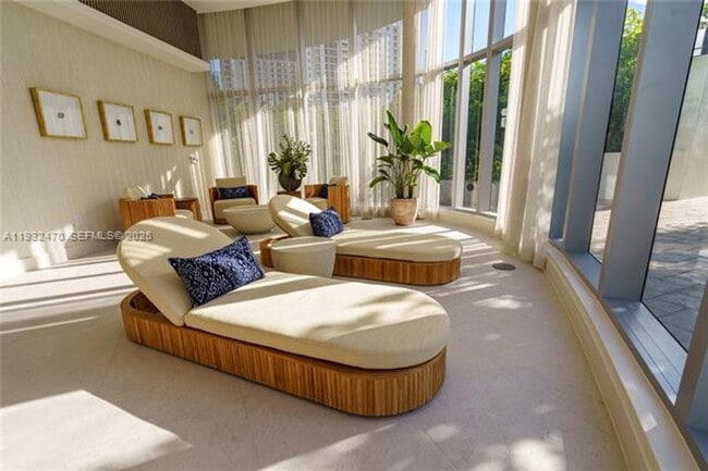 Building Photo - 700 NE 24th St