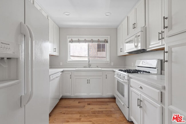 Building Photo - 2438 5th St