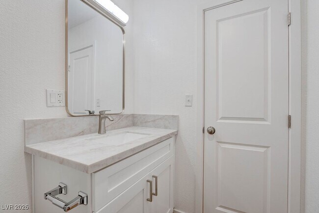 Building Photo - 342 S Water St