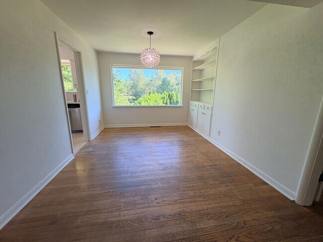 Building Photo - 5 Bed/1.5 Bath Beacon Hill Home with Gorgeous Views!