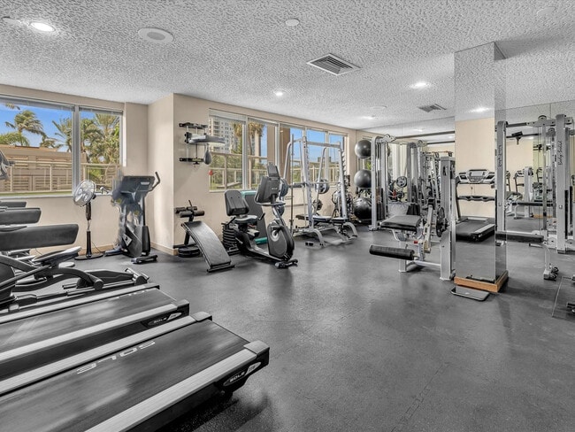 Building Photo - 3000 Holiday Dr