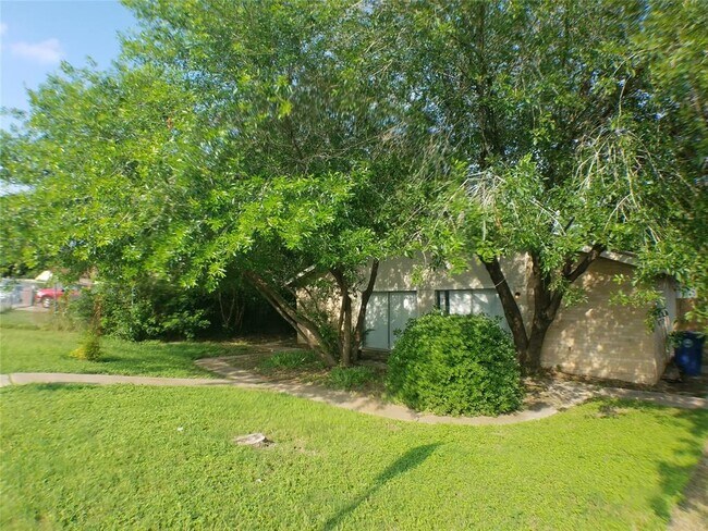 Building Photo - 6715 Sandshof Dr