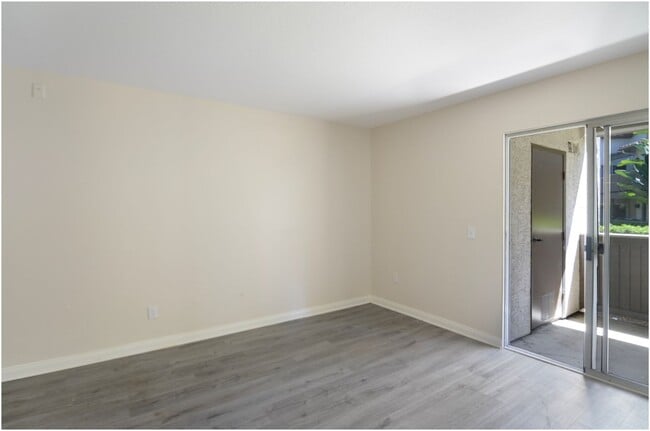 Building Photo - 1 Bedroom Condo - Ritz Pointe!