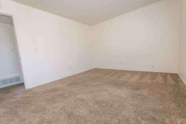 Building Photo - Cozy Condo! 2 Bedroom, 1 Bath, Washer & Dryer and Jacuzzi included!