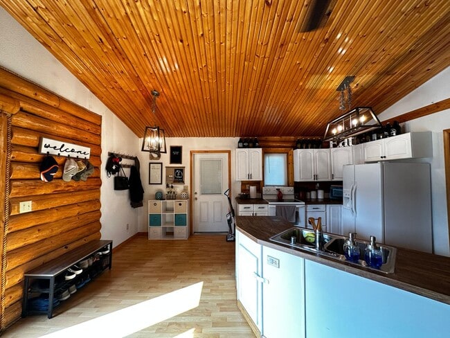 Building Photo - 3 Bed/2 Bath/2 Car Garage/Dogs Allowed