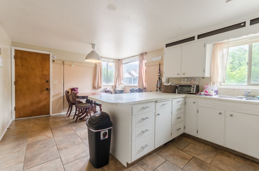Lots of natural light - 815 Orchard Dr