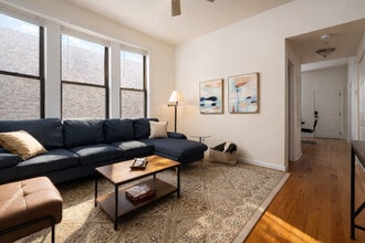Building Photo - 910N N Damen Ave