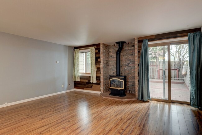 Building Photo - 3 Bedroom, 2 Bath Spacious Townhome with F...