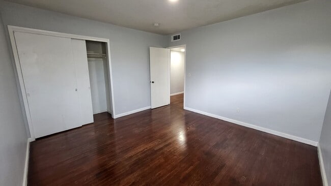 Building Photo - 2204 Bradley Ave