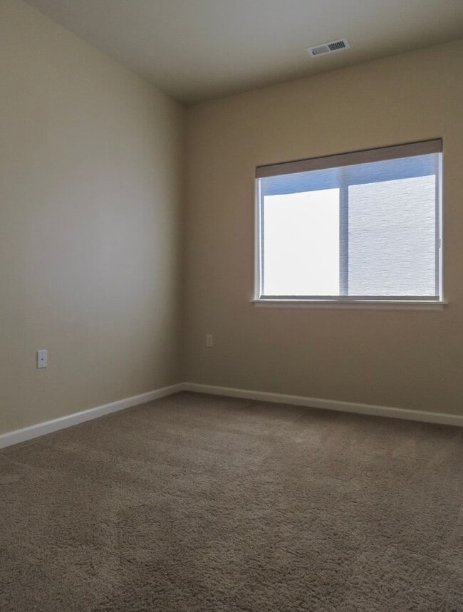 Building Photo - **No Rent Until February!! 2 Bedroom Townhome Available Now  !! Inquire today for tour !