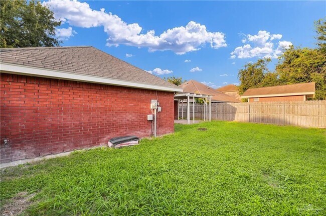 Building Photo - 4621 W Maple Ave