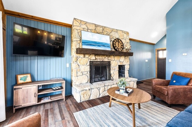 Building Photo - Fully Furnished 3 Bedroom Lakefront Home o...