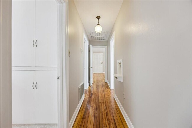 Building Photo - 1205 W 40th St