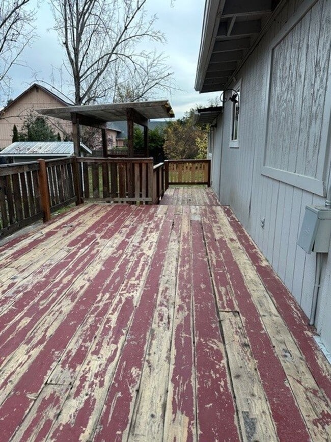 Building Photo - Recently renovated 4 bed, 2 bath home in Grants Pass!