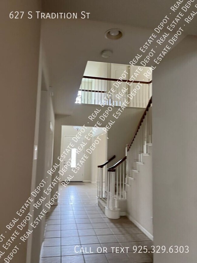 Building Photo - 627 Tradition St