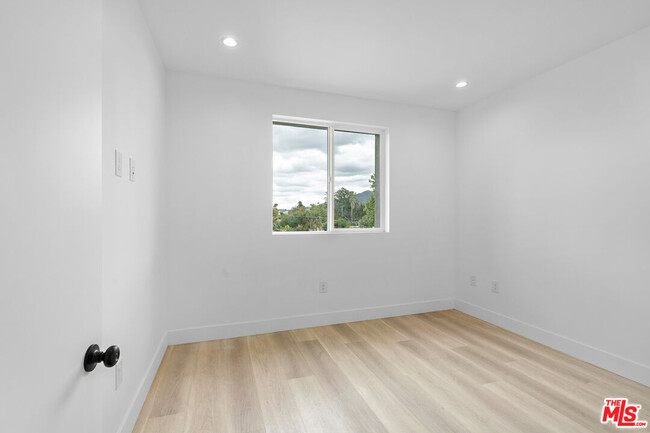 Building Photo - 10742 Hortense St