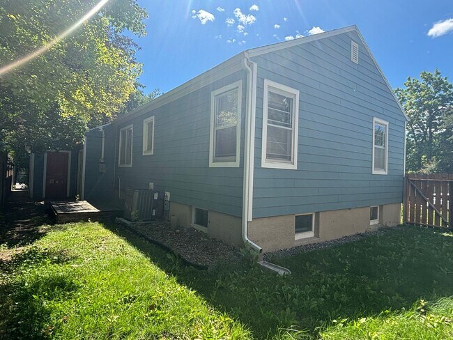 Building Photo - 3 bedroom 2 bath home centrally located!