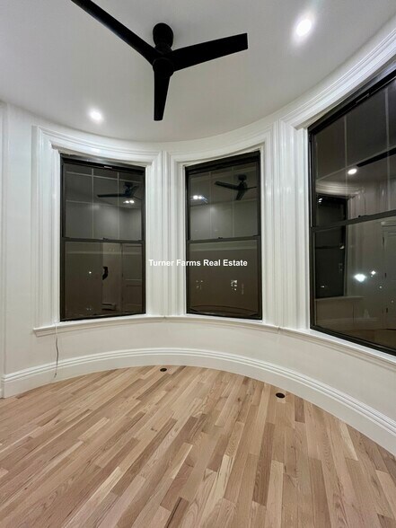 Building Photo - 464 Beacon St