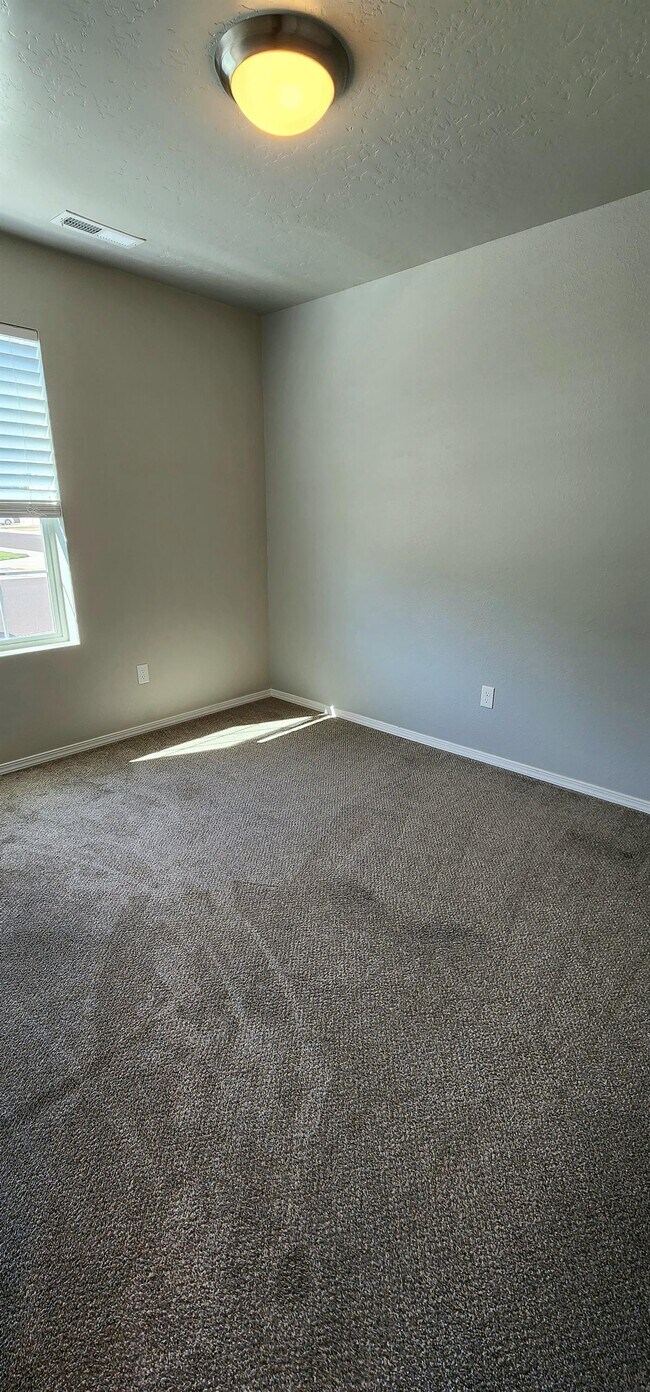 Building Photo - 2316 N Mountain Ash Ave