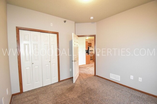 Building Photo - 2 Bedroom 2 Bath Condo w/ Garage on the gr...