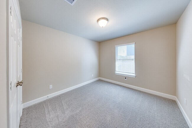 Building Photo - 11913 Briarwood Hill Way