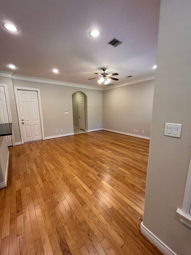 Building Photo - Wonderful 4/3.5 Townhome