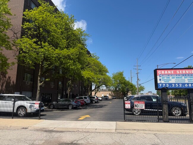 Building Photo - 4600 N Cumberland Ave