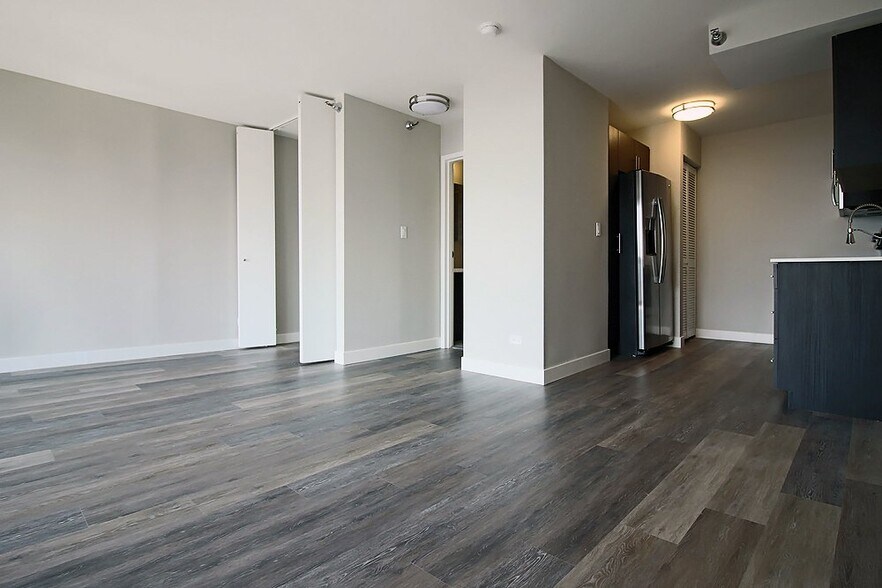 Building Photo - 9 E Delaware Pl