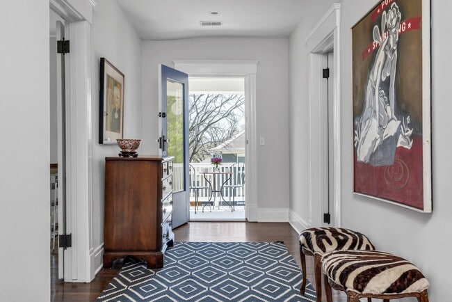 Building Photo - Elegant Fully Furnished 4BR/3.2BA Classic ...