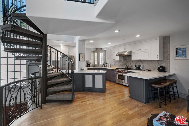 Building Photo - 911 7th St