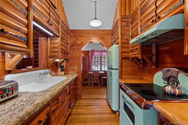 Building Photo - 6 Alpine Rd