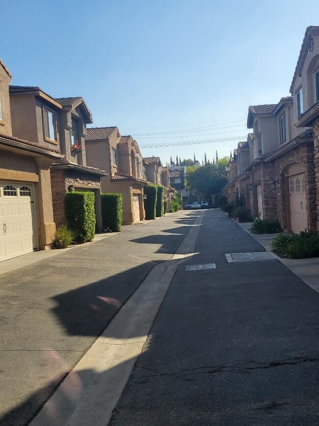 Building Photo - BEAUTIFUL SPACIOUS TOWNHOUSE IN GREAT LOCATION