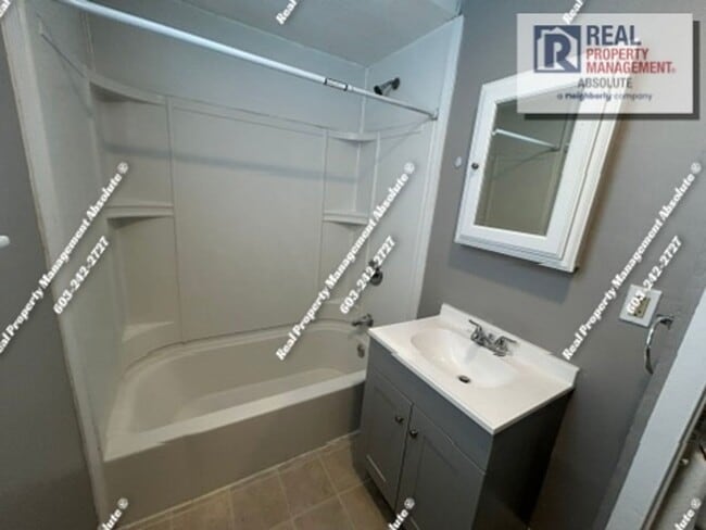 Building Photo - Large First-Floor 3BR Near Downtown Manchester