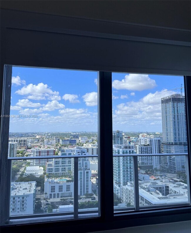 Building Photo - 700 NE 24th St